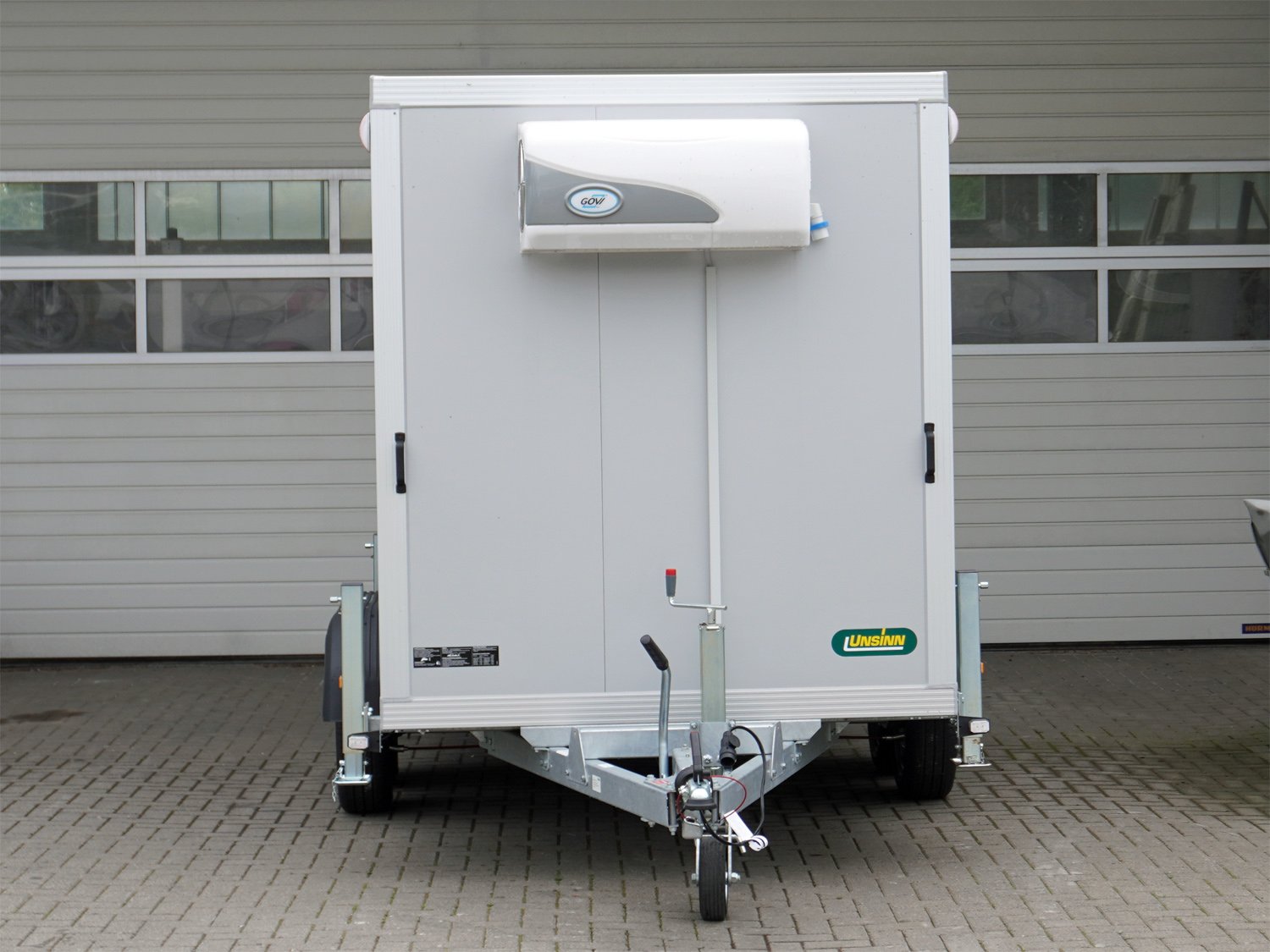Unsinn Kühlkoffer UKT 6C 3015-26-14 – Tieflader – Ladefläche 300 × 150 cm – 2600 kg – Tandemachser – Ansicht 2