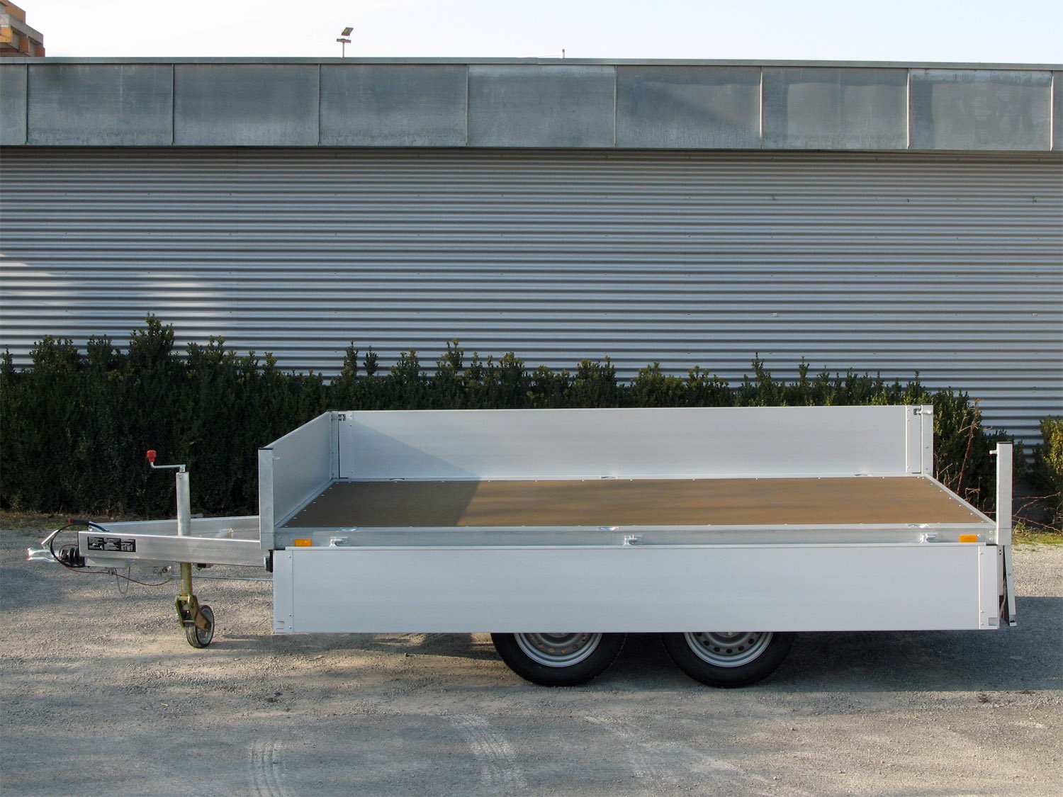 Unsinn Pritschenhochlader UH 2715-26-14 – Ladehöhe 700 mm – Ladefläche 276 × 150 cm – 2600 kg – Tandemachser – Ansicht 3