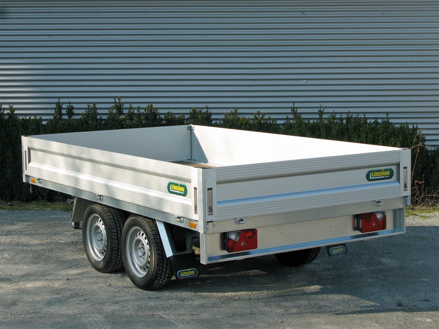 Unsinn Pritschenhochlader UH 3617-35-14 – Ladefläche 366 × 175 cm – 3500 kg – Tandemachser – Ansicht 4