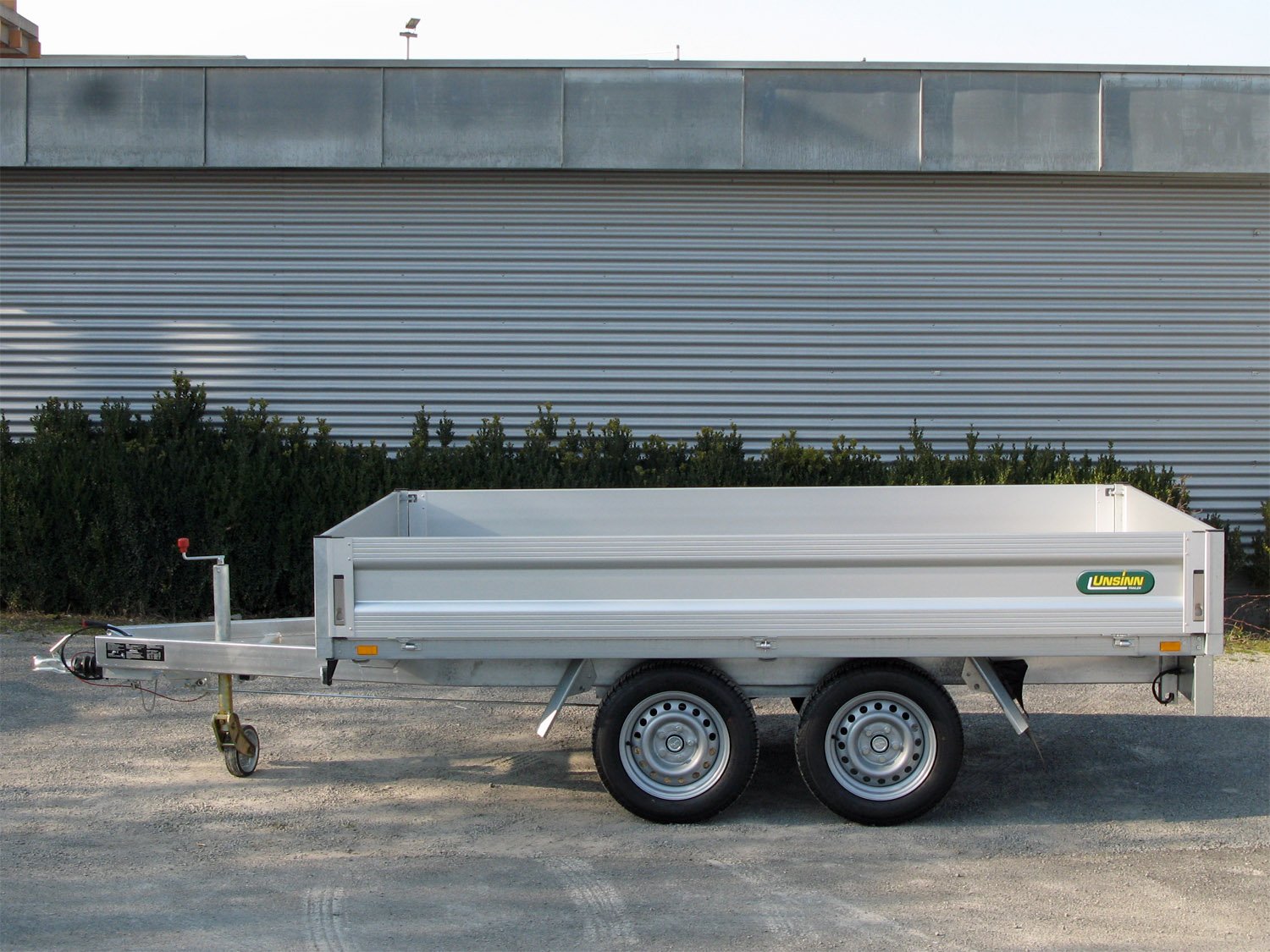 Unsinn Pritschenhochlader UH 3620-35-13 – Ladefläche 366 × 204 cm – 3500 kg – Tandemachser – Ansicht 2