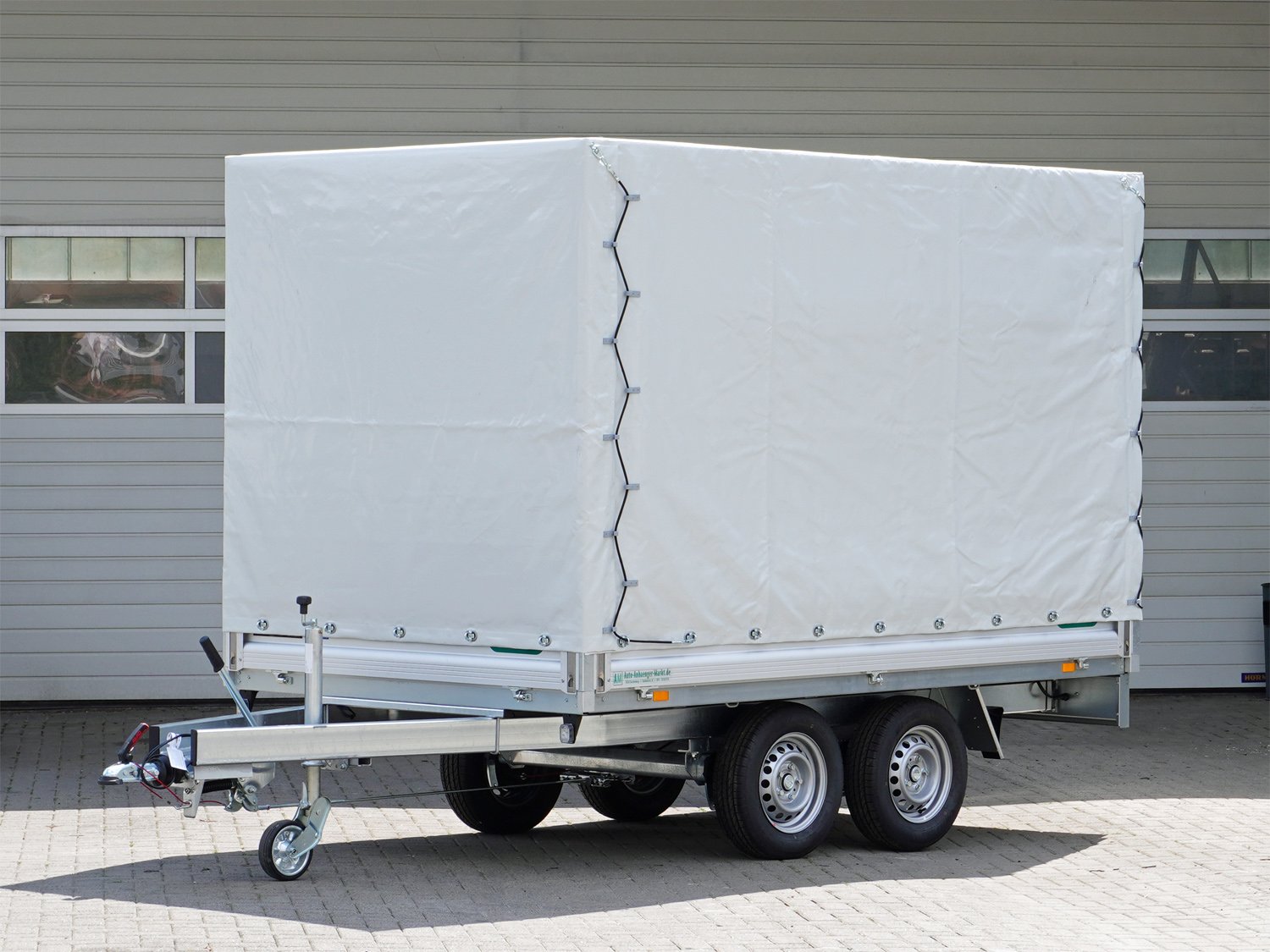 Unsinn Pritschenhochlader WEB 24 H 3017-20-13 – Hochplane und Gestell 1800mm – Ladefläche 306 × 175 cm – 2000 kg – Tandemachser – Ansicht 1
