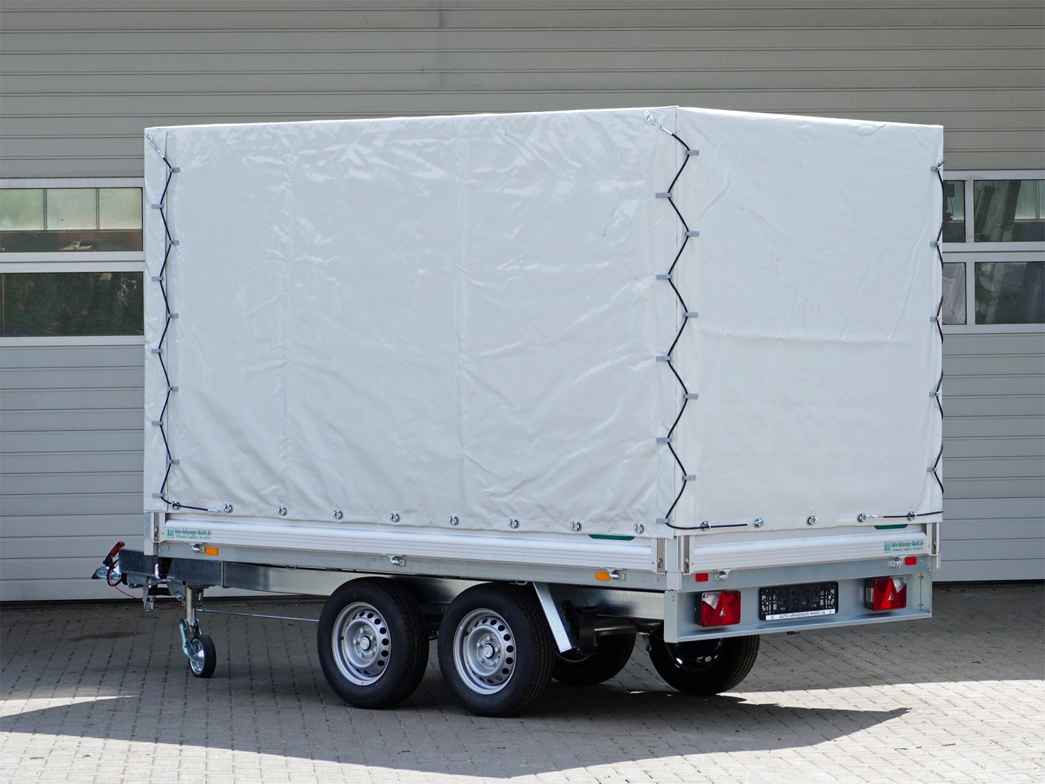 Unsinn Pritschenhochlader WEB 24 H 3017-20-13 – Hochplane und Gestell 1800mm – Ladefläche 306 × 175 cm – 2000 kg – Tandemachser – Ansicht 2