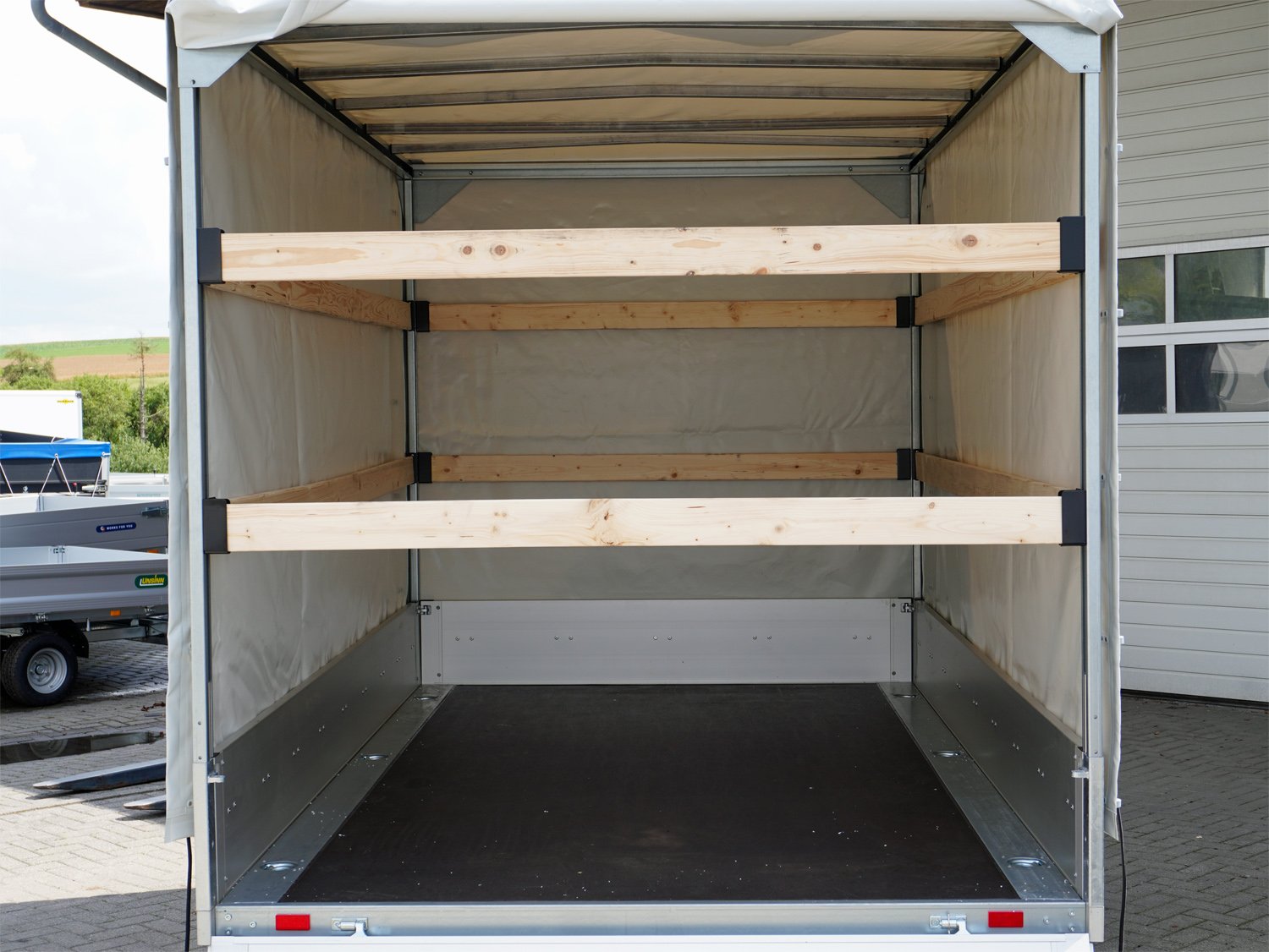 Unsinn Pritschenhochlader WEB 24 H 3017-20-13 – Hochplane und Gestell 1800mm – Ladefläche 306 × 175 cm – 2000 kg – Tandemachser – Ansicht 3