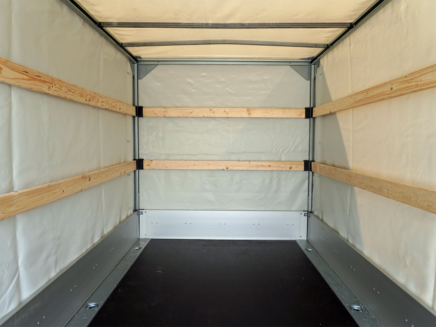 Unsinn Pritschenhochlader WEB 24 H 3017-20-13 – Hochplane und Gestell 1800mm – Ladefläche 306 × 175 cm – 2000 kg – Tandemachser – Ansicht 4