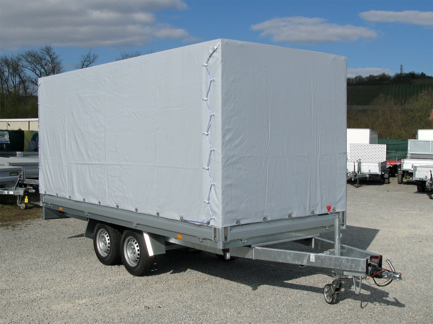 Unsinn Pritschenhochlader WEB 26 H 4217-26-13 – Hochplane – Ladefläche 426 × 175 cm – 2600 kg – Tandemachser – Ansicht 1