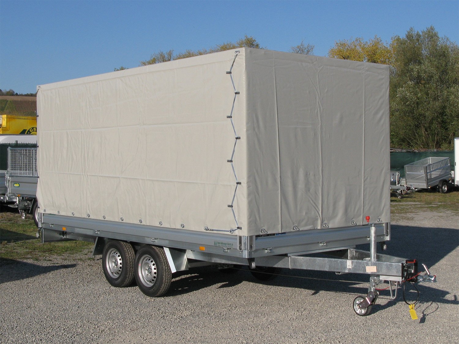 Unsinn Pritschenhochlader WEB 28 H 4220-26-13 – Hochplane Innenhöhe 1800 mm – Ladefläche 426 × 204 cm – 2600 kg – Tandemachser – Ansicht 1
