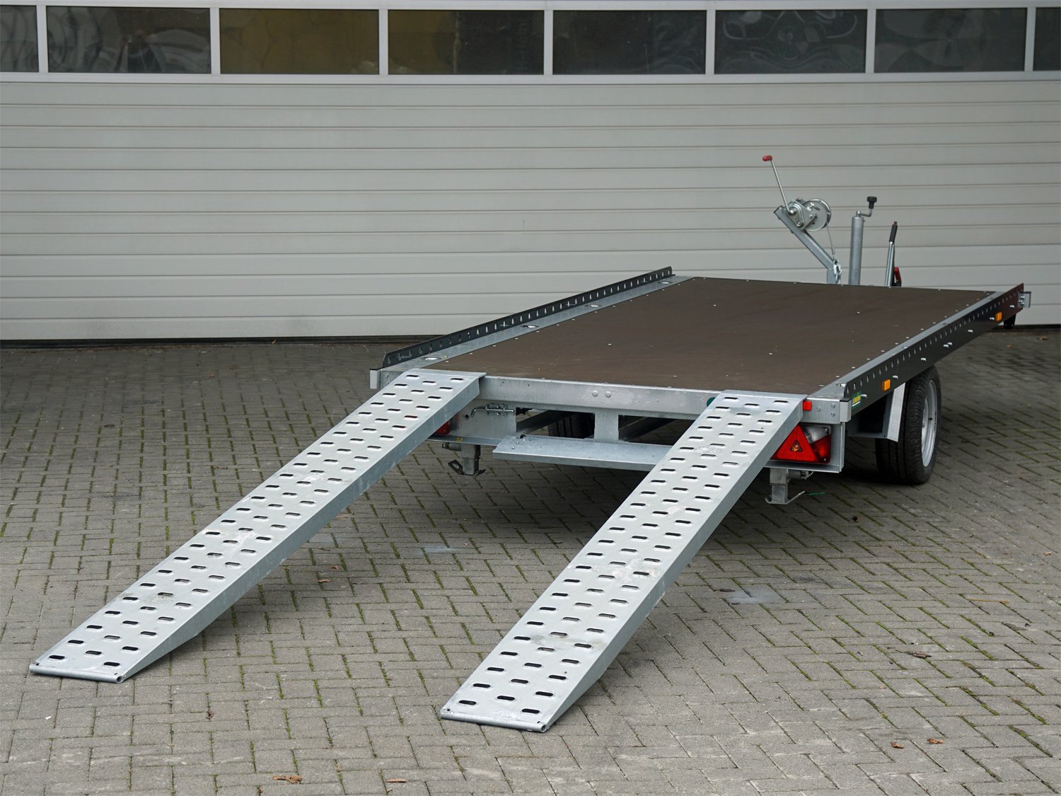 Unsinn Universaltransporter UF 3617-18-13 – Auffahrschienen und Winde – Ladefläche 366 × 175 cm – 1800 kg – Einachser – Ansicht 1