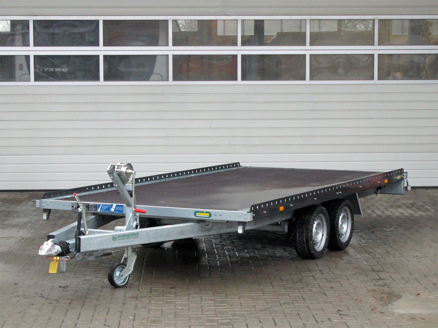 Unsinn Universaltransporter UF 4220-26-13 – Auffahrschienen und Winde – Ladefläche 426 × 204 cm – 2600 kg – Tandemachser – Ansicht 1