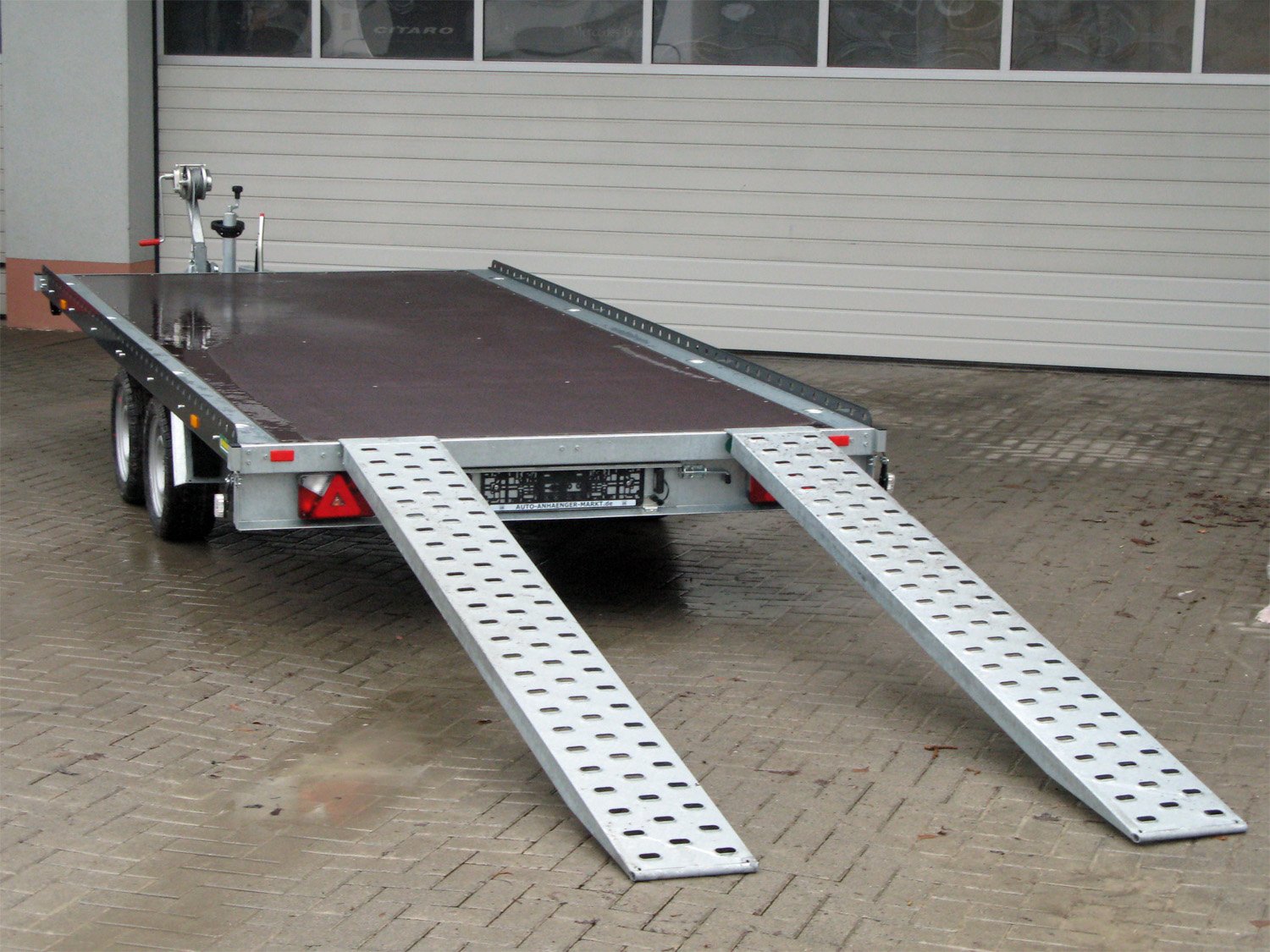 Unsinn Universaltransporter UF 4220-30-13 – Auffahrschienen und Winde – Ladefläche 426 × 204 cm – 3000 kg – Tandemachser – Ansicht 3