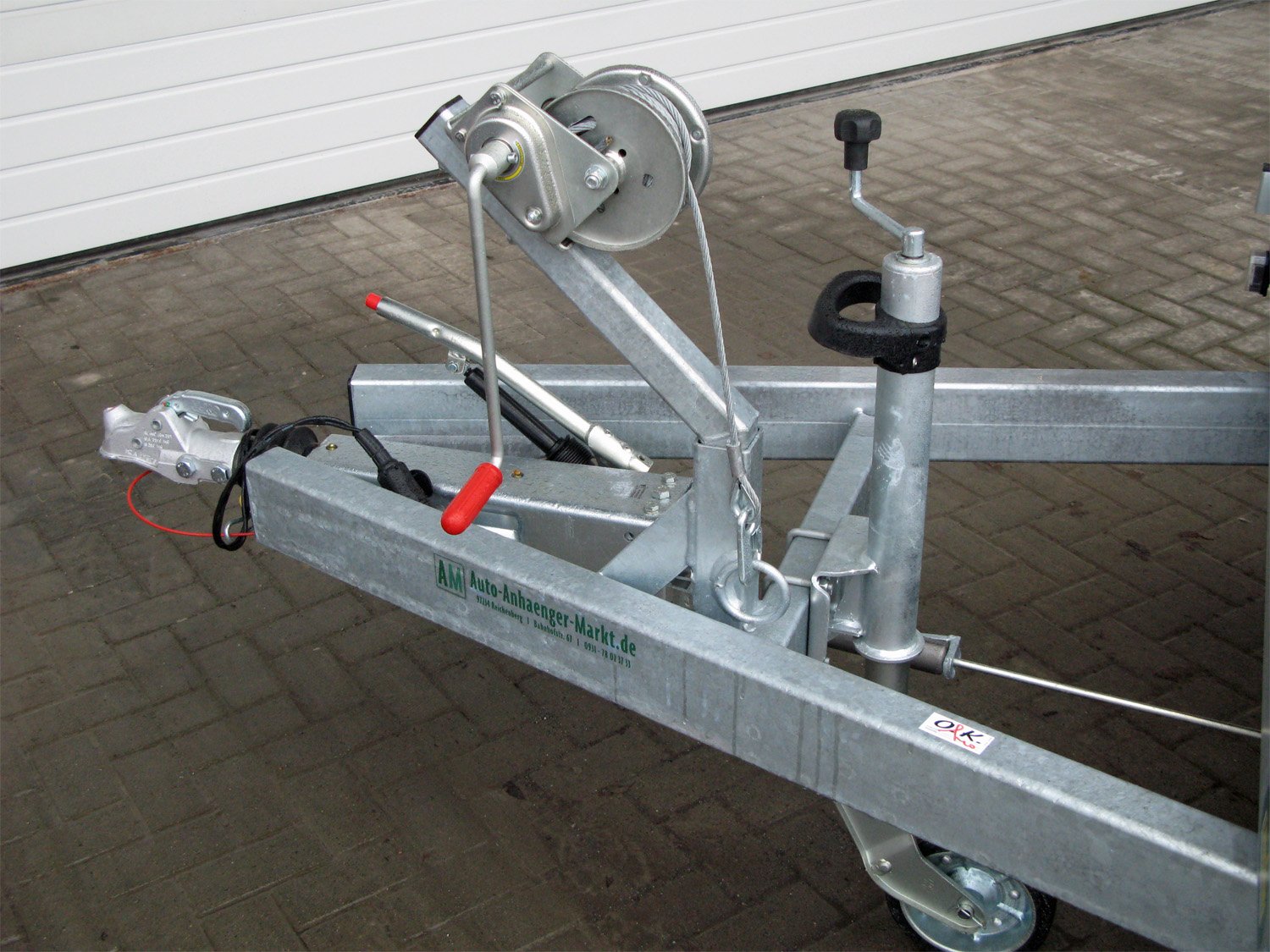 Unsinn Universaltransporter UF 4220-30-13 – Auffahrschienen und Winde – Ladefläche 426 × 204 cm – 3000 kg – Tandemachser – Ansicht 4