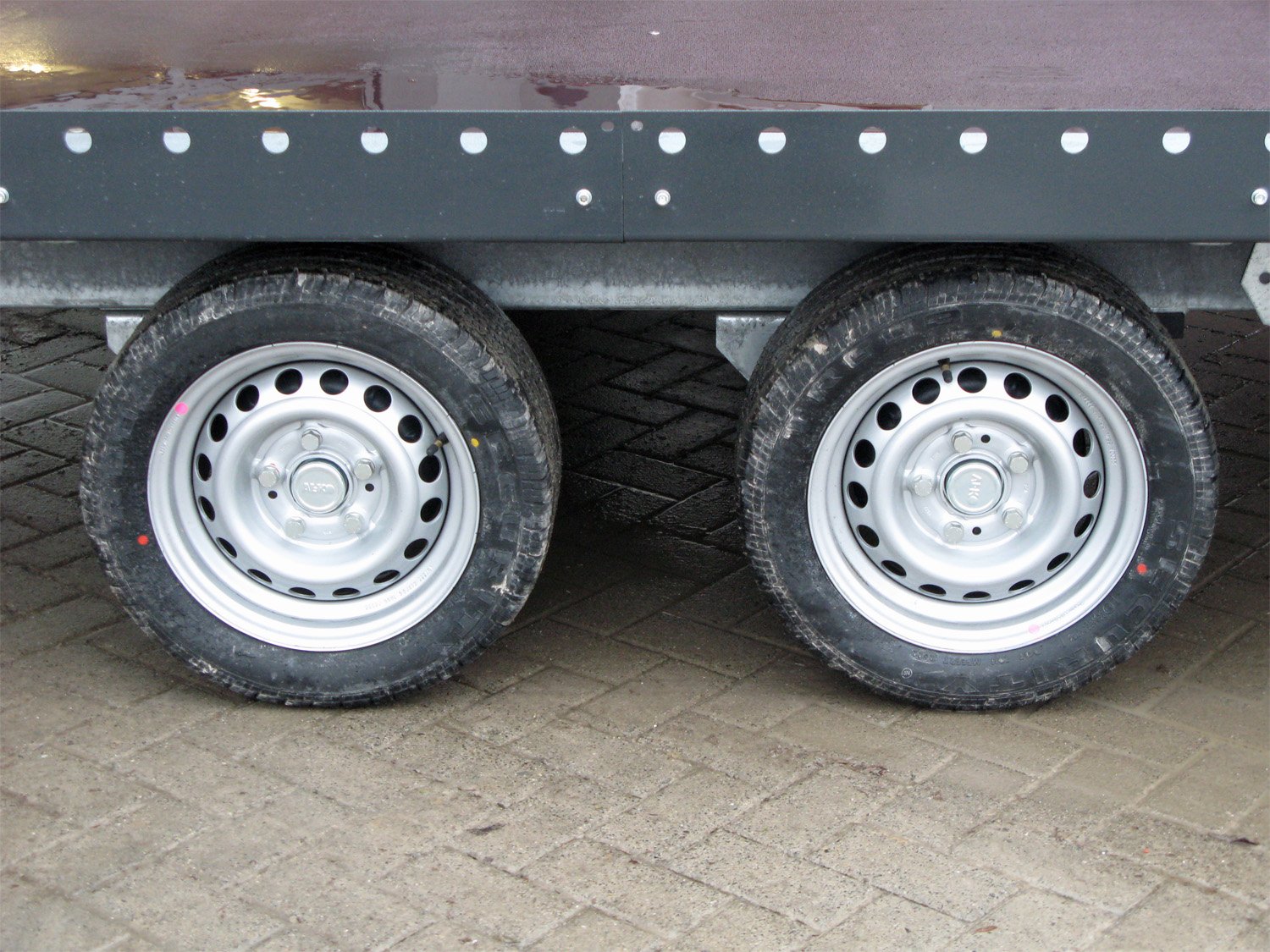 Unsinn Universaltransporter UF 4220-30-13 – Auffahrschienen und Winde – Ladefläche 426 × 204 cm – 3000 kg – Tandemachser – Ansicht 5
