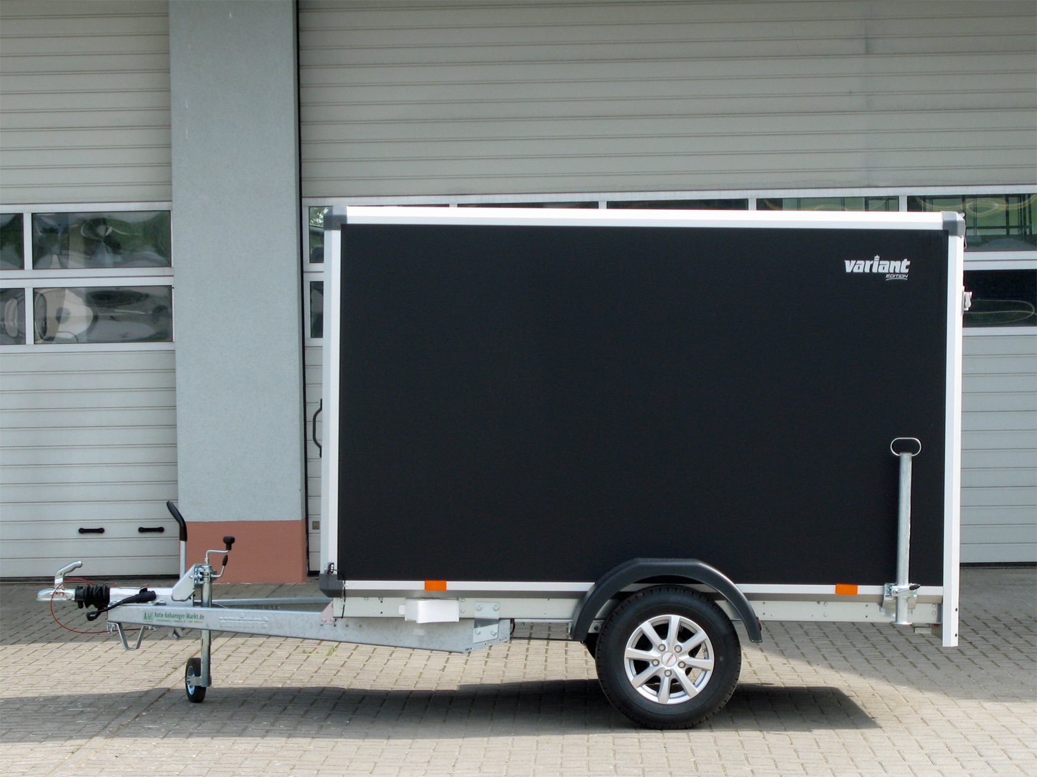 Variant Kofferanhänger 1315 C2 Edition – 100 km/h, Alufelgen Türen hinten – Ladefläche 258 × 148 cm – 1350 kg – Einachser – Ansicht 1