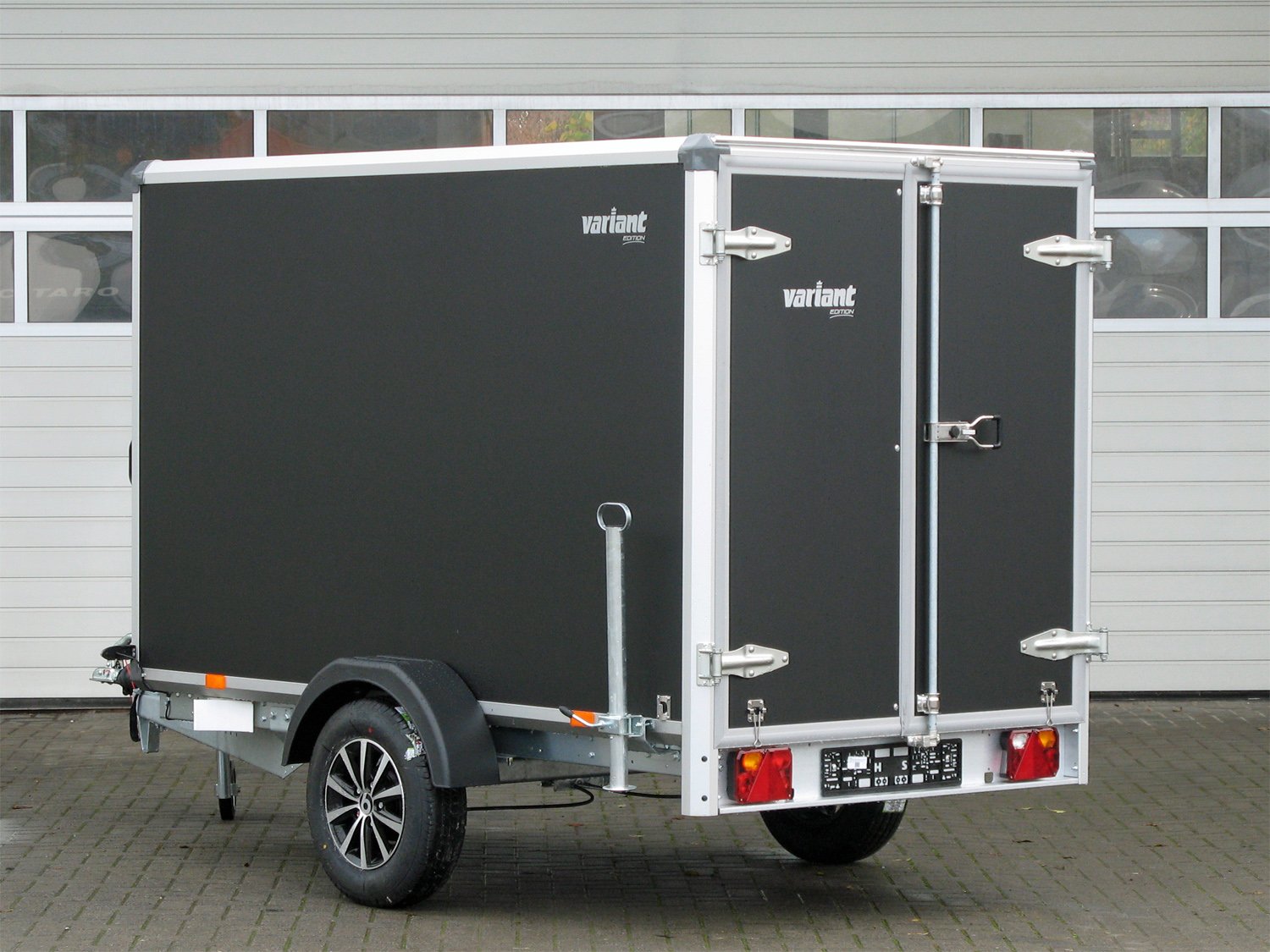 Variant Kofferanhänger 1315 C2 Edition – 100 km/h, Alufelgen Türen hinten – Ladefläche 258 × 148 cm – 1350 kg – Einachser – Ansicht 4