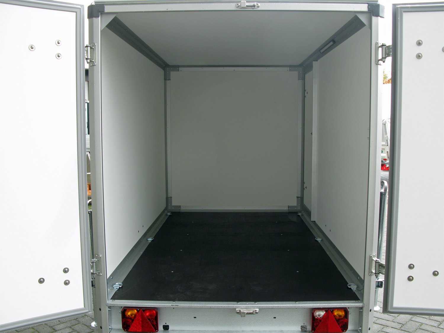 Variant Kofferanhänger 1315 C2 Edition – 100 km/h, Alufelgen Türen hinten – Ladefläche 258 × 148 cm – 1350 kg – Einachser – Ansicht 5