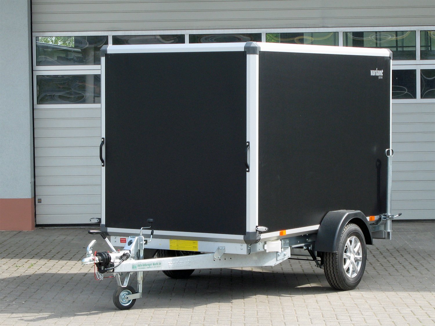 Variant Kofferanhänger 1315 C2 Edition – Heckrampe - 100 km/h – Ladefläche 258 × 148 cm – 1350 kg – Einachser – Ansicht 1