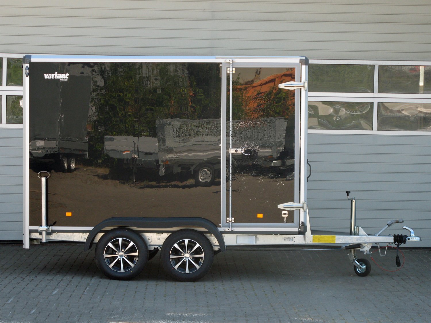 Variant Kofferanhänger 2017 C3 Edition – 2017 Heckrampe,Seitentüre - 100 km/h – Ladefläche 302 × 168 cm – 2000 kg – Tandemachser – Ansicht 3