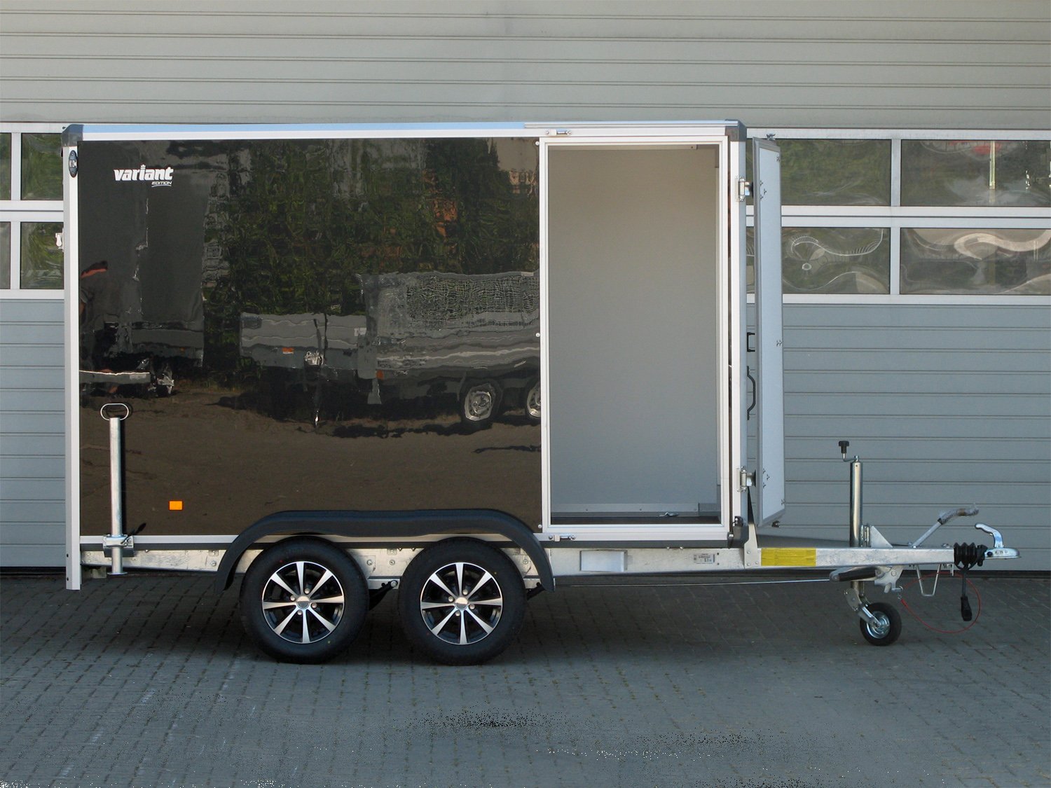 Variant Kofferanhänger 2017 C3 Edition – 2017 Heckrampe,Seitentüre - 100 km/h – Ladefläche 302 × 168 cm – 2000 kg – Tandemachser – Ansicht 4
