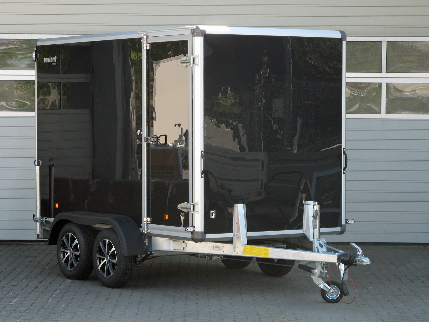 Variant Kofferanhänger 2017 C3 Edition – Hecktüren und Seitentüre - 100 km/h – Ladefläche 302 × 168 cm – 2000 kg – Tandemachser – Ansicht 1