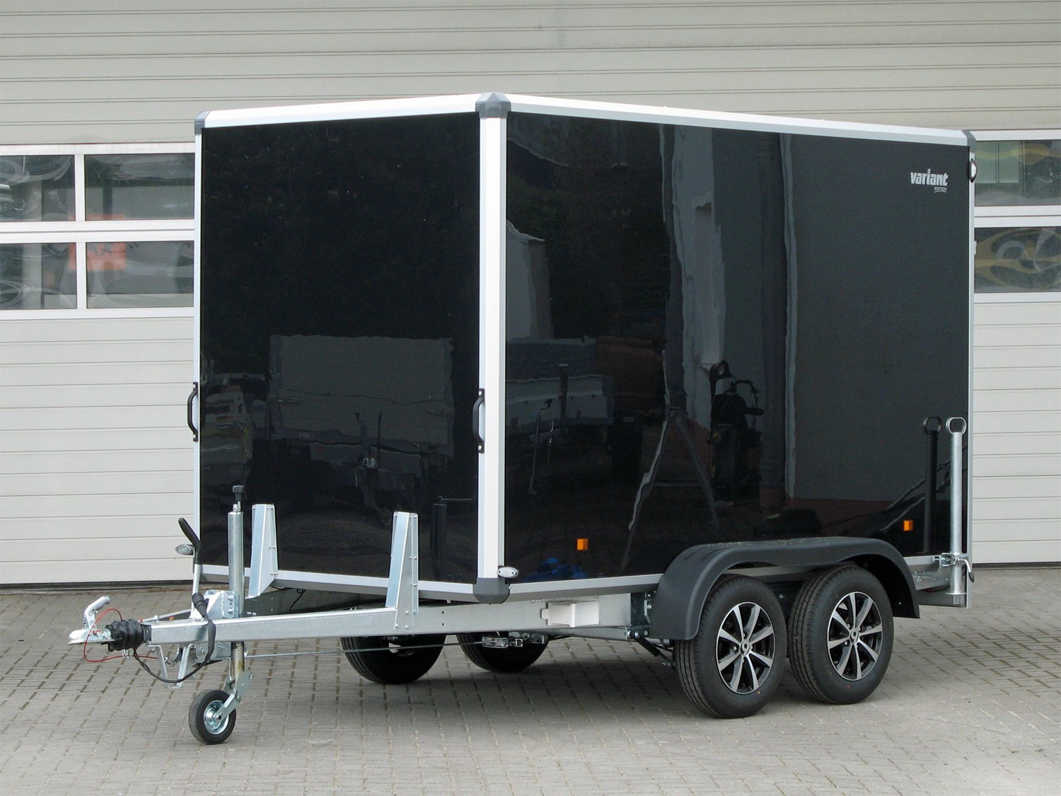 Variant Kofferanhänger 2517 C3 Edition – Hecktüren - 100 km/h – Ladefläche 302 × 168 cm – 2500 kg – Tandemachser – Ansicht 1