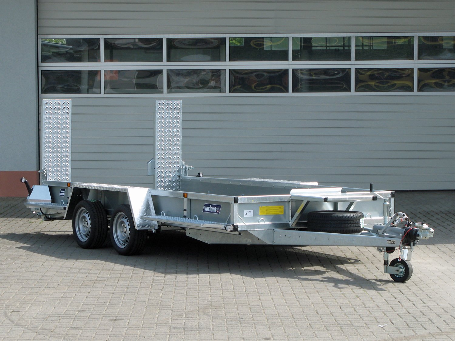 Variant Maschinentransporter 3518 B4 – Parabelfahrwerk Ladehöhe 29cm – Ladefläche 400 × 180 cm – 3500 kg – Tandemachser – Ansicht 1