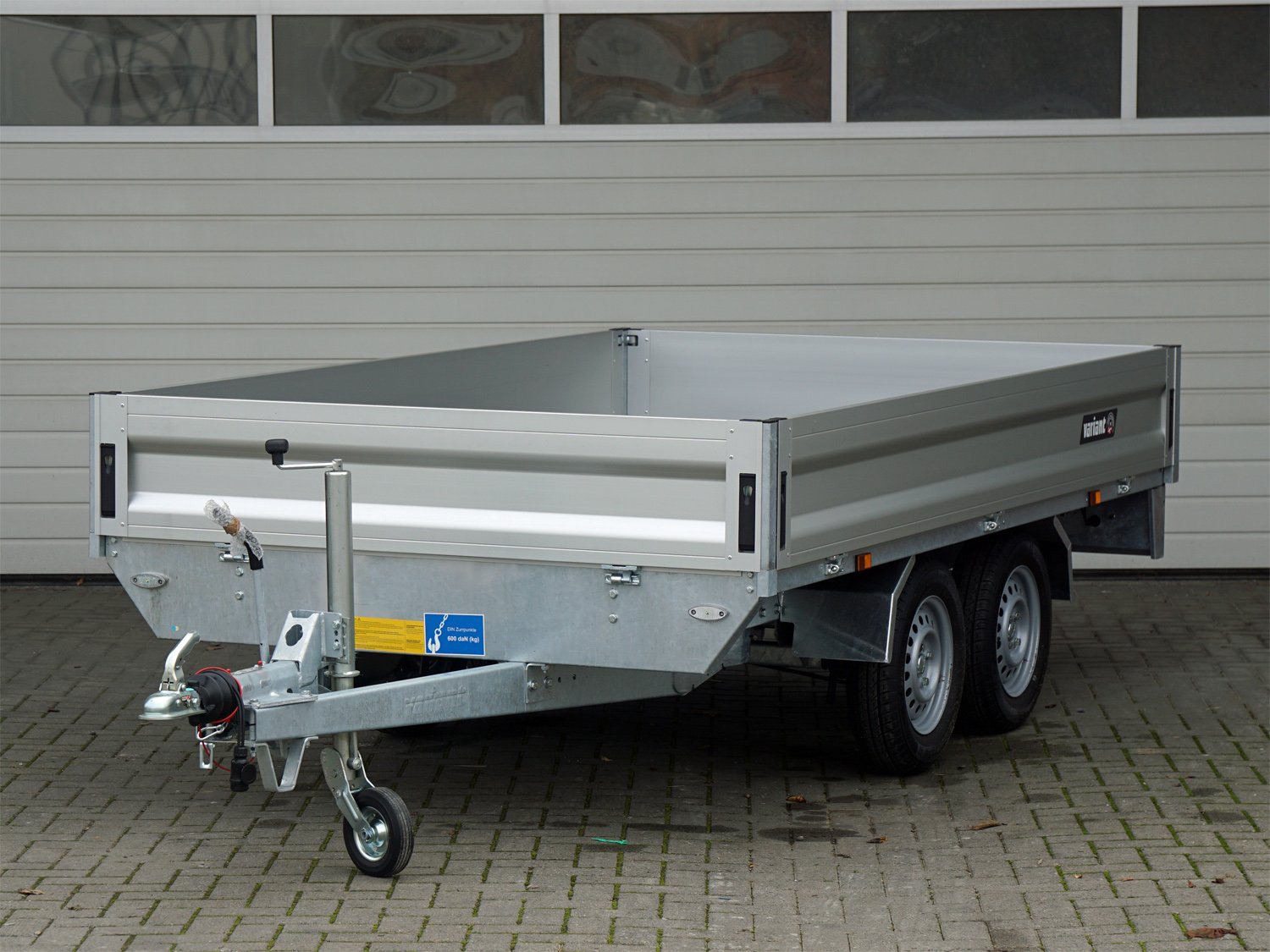 Variant Pritschenhochlader 2018 P3 – Alu-Bordwände Alu-Bordwände – Ladefläche 315 × 175 cm – 2000 kg – Tandemachser – Ansicht 1